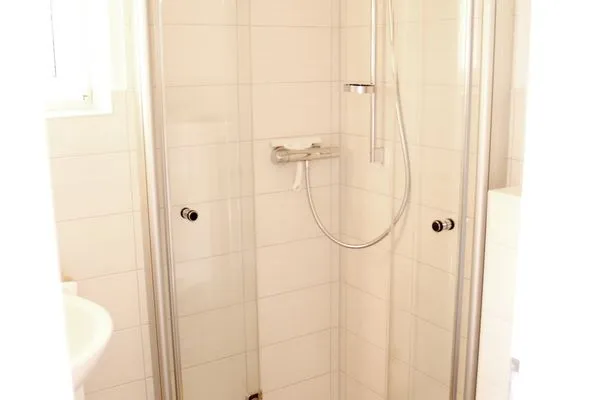 Badezimmer der Ferienwohnung Düne in Norddorf auf Amrum Haus Anneliese Bungalow Düne