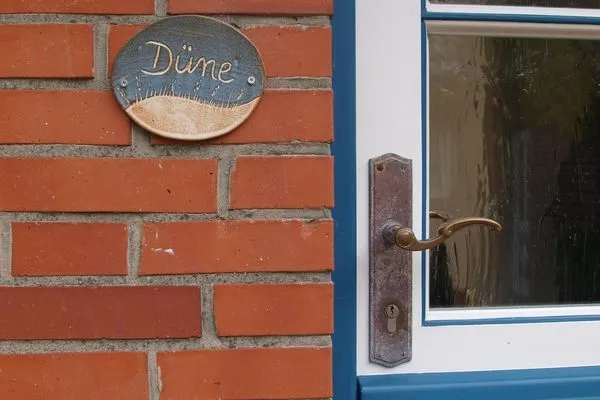 Eingangstür der Ferienwohnung Düne in Norddorf auf Amrum Haus Anneliese Bungalow Düne