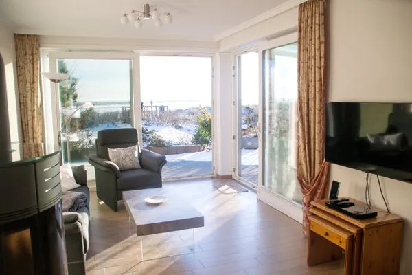 Wohnzimmer mit Kaminofen in der Ferienwohnung Passat im Haus Kap Horn in Wittdün auf Amrum Haus Kap Hoorn Ferienwohnung Passat