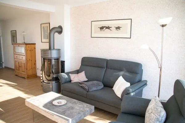 Wohnzimmer mit Kaminofen in der Ferienwohnung Passat im Haus Kap Horn in Wittdün auf Amrum Haus Kap Hoorn Ferienwohnung Passat