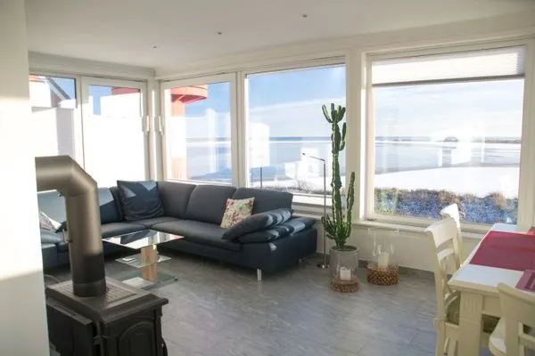 Wohnzimmer mit Kaminofen in der Ferienwohnung Gorch Fock im Haus Kap Horn in Wittdün auf Amrum Haus Kap Hoorn Ferienwohnung Gorch Fock