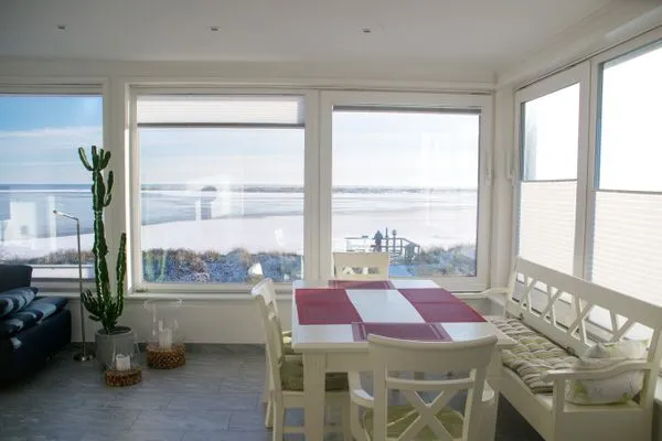 Essbereich mit Blick über den Kniepsand auf die Nordsee aus der Ferienwohnung Gorch Fock in Wittdün auf Amrum Haus Kap Hoorn Ferienwohnung Gorch Fock