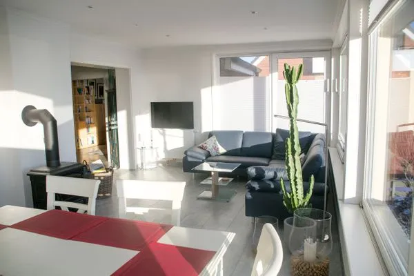 Wohnzimmer mit Kaminofen in der Ferienwohnung Gorch Fock im Haus Kap Horn in Wittdün auf Amrum Haus Kap Hoorn Ferienwohnung Gorch Fock