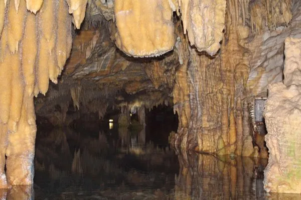 Dirou Höhlen