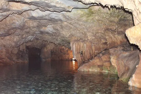 Dirou Höhlen