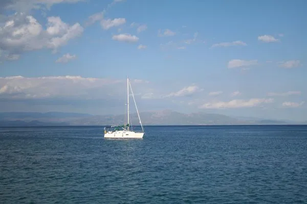 Segelboot in der Bucht von Gyhtio