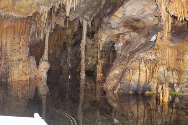 Tropfsteinhöhlen von Dirou
