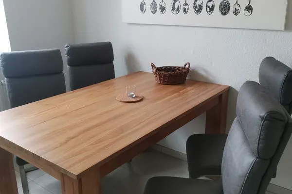 Essbereich (mit neuen Stühlen) Alte Feuerwache Ferienwohnung 4