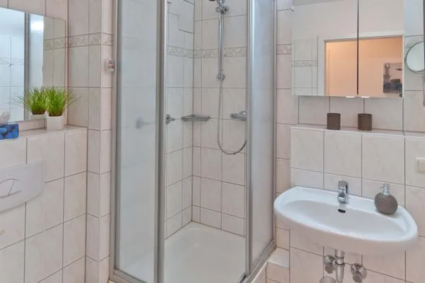 Badezimmer mit Dusche Residenz am Strand Wohnung 1-02