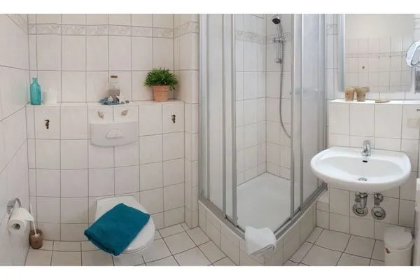 Badezimmer mit Dusche Residenz am Strand Dünentraum -  Wohnung 1-05