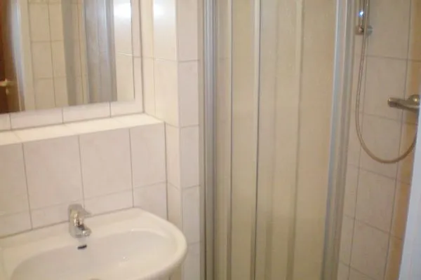 Badezimmer mit Dusche Residenz am Strand Bernsteinglück -  Wohnung 1-09