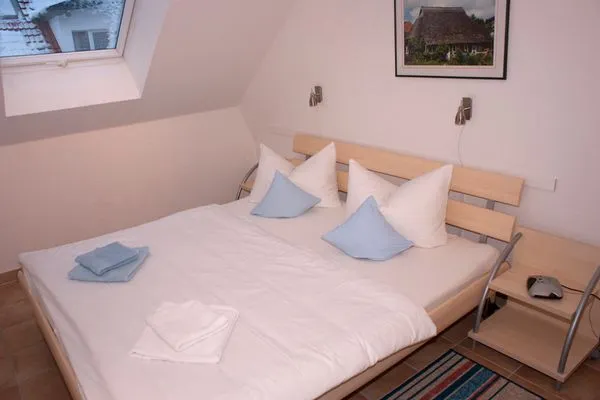 Schlafzimmer mit Doppelbett Residenz am Strand Wohnung 1-16