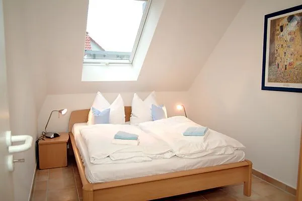 Schlafzimmer mit Doppelbett Residenz am Strand Wohnung 1-18