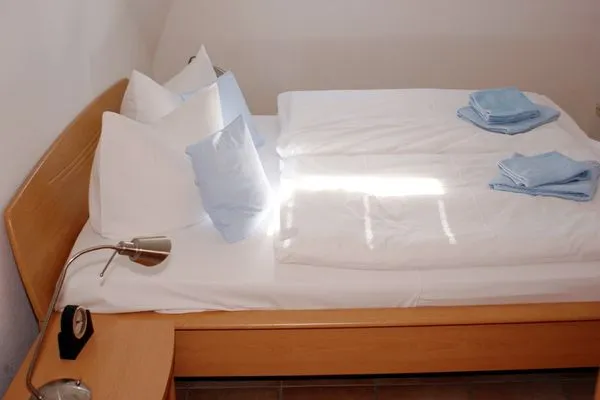 Schlafzimmer mit Doppelbett Residenz am Strand Wohnung 1-18