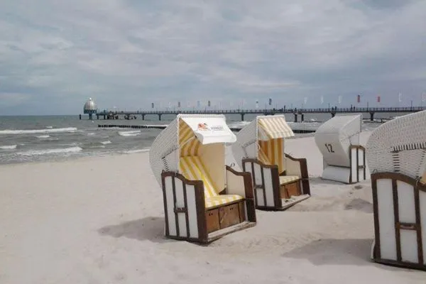 Strand von Zingst mit Ostsee Residenz am Strand Wohnung 2-43