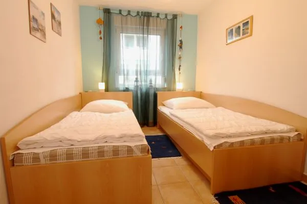 Schlafzimmer mit zwei Einzelbetten Residenz am Strand Wohnung 4-58