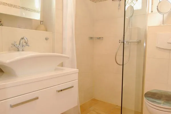 Badezimmer mit Dusche Residenz am Strand Wohnung 4-58
