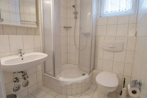 Badezimmer mit Dusche Residenz am Strand Wohnung 4-61