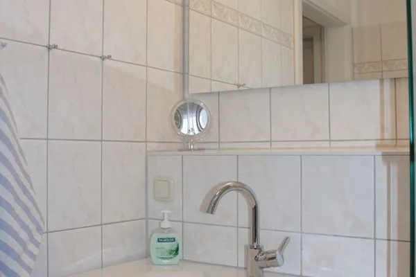 Waschbecken mit Spiegel Residenz am Strand Wohnung 4-64