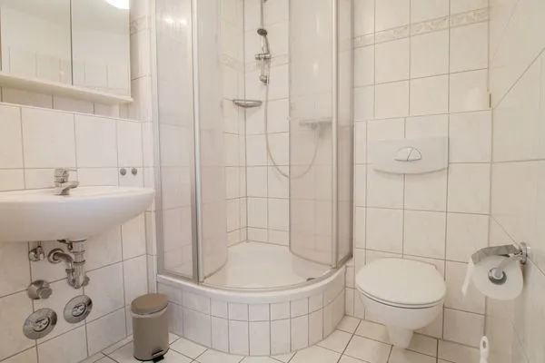 Badezimmer mit Dusche Residenz am Strand Wohnung 6-82