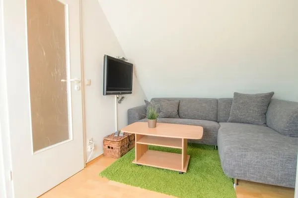 Wohnbereich im DG mit TV Residenz am Strand Wohnung 6-82