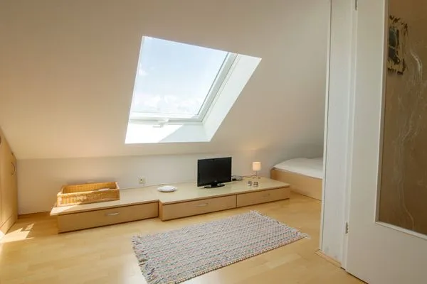 Schlafzimmer im DG mit TV und Doppelbett Residenz am Strand Wohnung 6-82