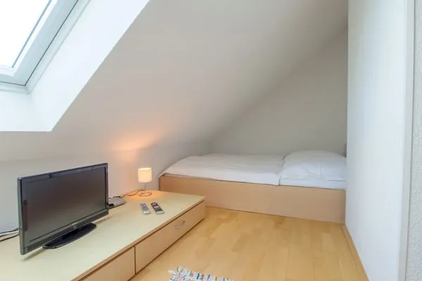 Schlafzimmer im DG mit TV und Doppelbett Residenz am Strand Wohnung 6-82