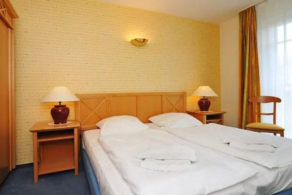 Schlafzimmer mit Doppelbett  Wohnung M 309