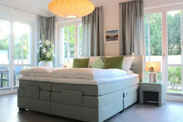 Schlafzimmer mit Doppelbett Logierhaus Friedrich WE 01 - "Beachhouse No.1"