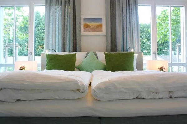 Schlafzimmer mti Doppelbett Logierhaus Friedrich WE 01 - "Beachhouse No.1"