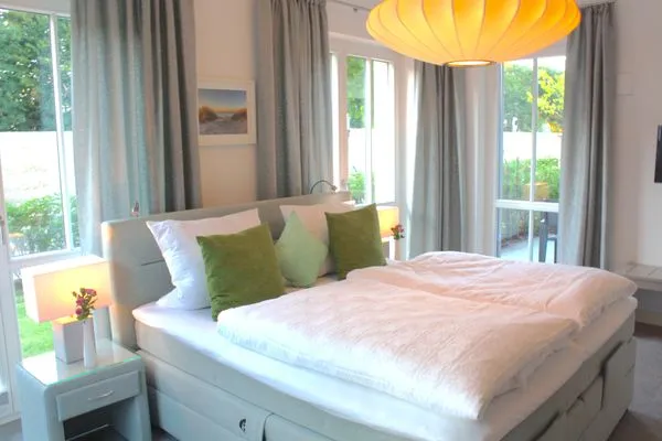 Schlafzimmer mit Doppelbett Logierhaus Friedrich WE 01 - "Beachhouse No.1"