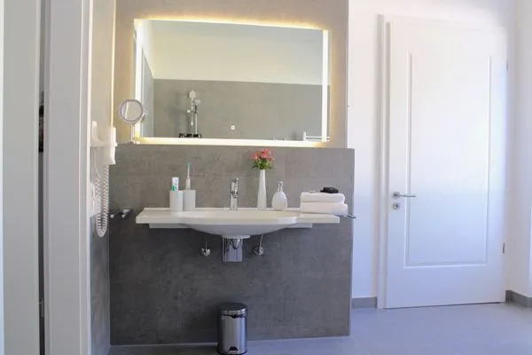 Badezimmer (Rollstuhlgerecht) mit Dusche Logierhaus Friedrich WE 01 - "Beachhouse No.1"