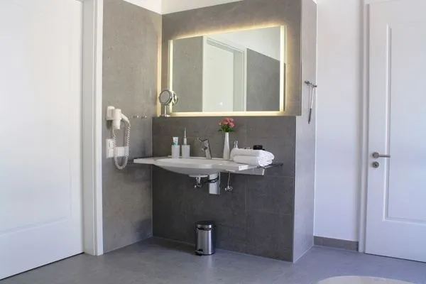 Badezimmer (Rollstuhlgerecht) mit Dusche Logierhaus Friedrich WE 01 - "Beachhouse No.1"