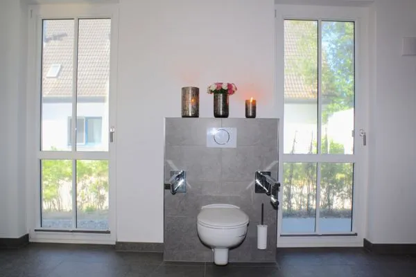 Badezimmer (Rollstuhlgerecht) mit Dusche Logierhaus Friedrich WE 01 - "Beachhouse No.1"