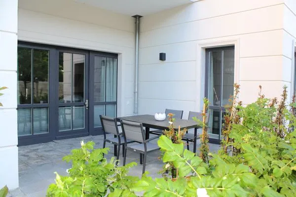 Terrasse mit Tisch und Bestuhlung Logierhaus Friedrich WE 01 - "Beachhouse No.1"