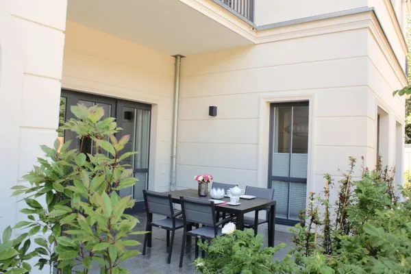 Terrasse mit Tisch und Bestuhlung Logierhaus Friedrich WE 01 - "Beachhouse No.1"