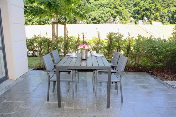 Terrasse mit Tisch und Bestuhlung Logierhaus Friedrich WE 01 - "Beachhouse No.1"