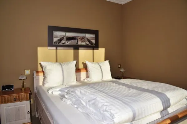 Schlafzimmer mit Doppelbett Logierhaus Friedrich WE 3 - "Klaas Störtebecker"