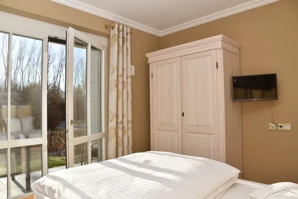 Schlafzimmer mit Doppelbett Logierhaus Friedrich WE 3 - "Klaas Störtebecker"