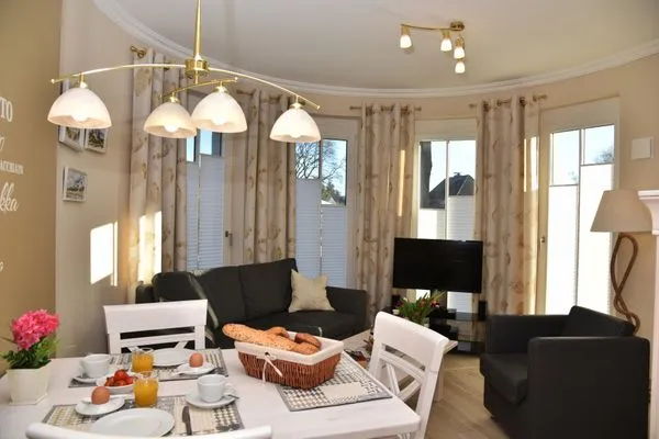 Esstisch mit Bestuhlung und Blick in den Wohnbereich Logierhaus Friedrich WE 3 - "Klaas Störtebecker"