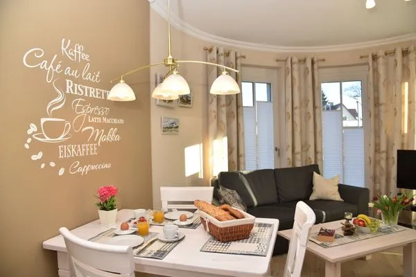 Esstisch und Blick in den Wohnbereich Logierhaus Friedrich WE 3 - "Klaas Störtebecker"