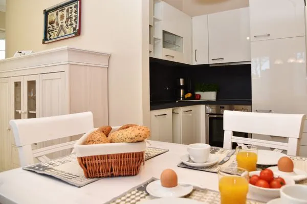 gedeckter Esstisch Logierhaus Friedrich WE 3 - "Klaas Störtebecker"