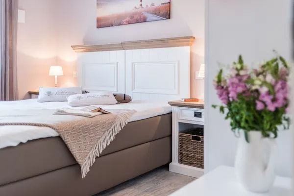 Schlafzimmer mit Doppelbett Logierhaus Friedrich WE 10 - "Muschelsucher"