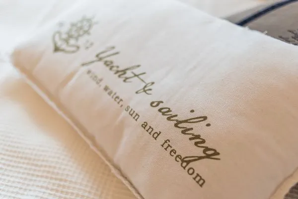 Dekoratives Kissen Logierhaus Friedrich WE 10 - "Muschelsucher"