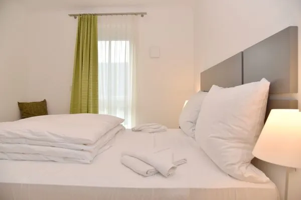 Schlafzimmer mit Doppelbett Logierhaus Friedrich WE 12 - "Dünenglitzern"