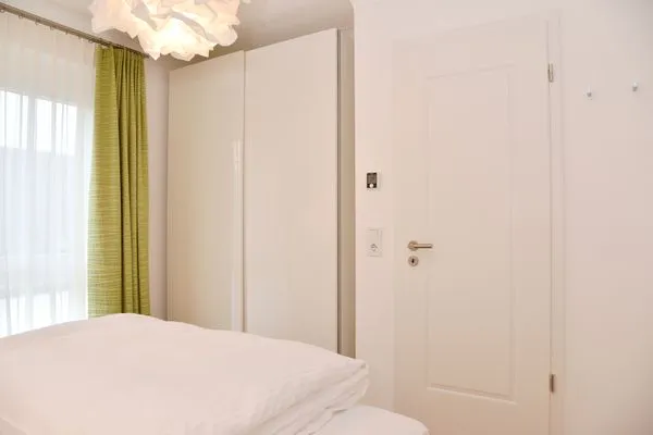 Schlafzimmer mit Doppelbett Logierhaus Friedrich WE 12 - "Dünenglitzern"