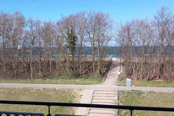 Blick vom Balkon auf die Deichpromenade Logierhaus Friedrich WE 15 - "Ostseeluft"