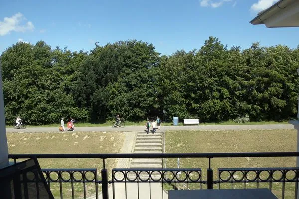 Blick vom Balkon auf die Deichpromenade Logierhaus Friedrich WE 15 - "Ostseeluft"