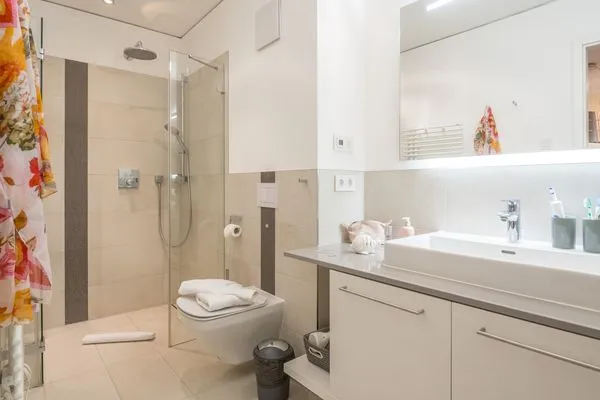 Badezimmer mit Dusche Logierhaus Friedrich WE 16 - "Meeresrauschen"