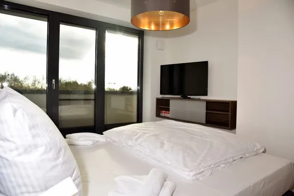 Schlafzimmer mit Doppelbett und TV Logierhaus Friedrich WE 24 - "Sandläufer"